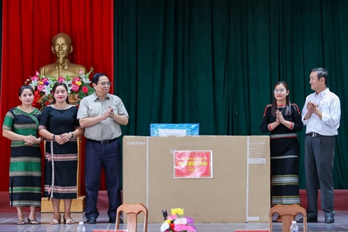 Thủ tướng Chính phủ Phạm Minh Chính thăm trường dân tộc nội trú tại huyện nghèo của tỉnh Kon Tum