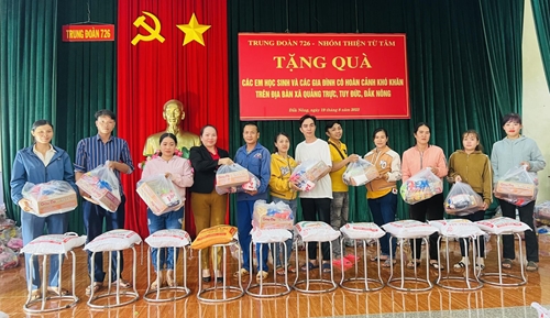 Tặng quà học sinh nghèo huyện Tuy Đức, tỉnh Đắk Nông trước thềm năm học mới