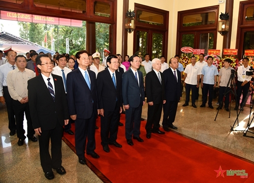 Chủ tịch nước Võ Văn Thưởng dâng hương, dâng hoa tưởng niệm Chủ tịch Tôn Đức Thắng