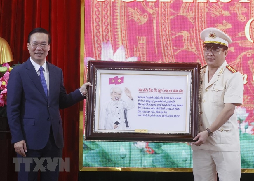 Chủ tịch nước Võ Văn Thưởng dâng hương, dâng hoa tưởng niệm Chủ tịch Tôn Đức Thắng