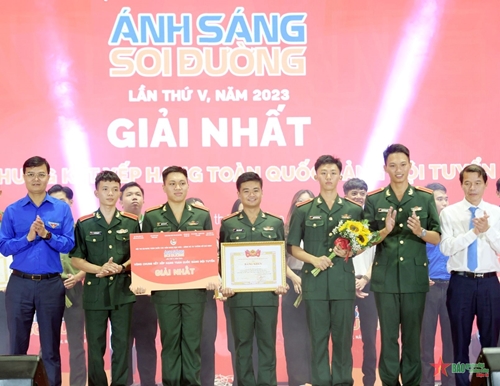 Đội tuyển Thanh niên Quân đội giành giải Nhất toàn quốc Hội thi Olympic “Ánh sáng soi đường”