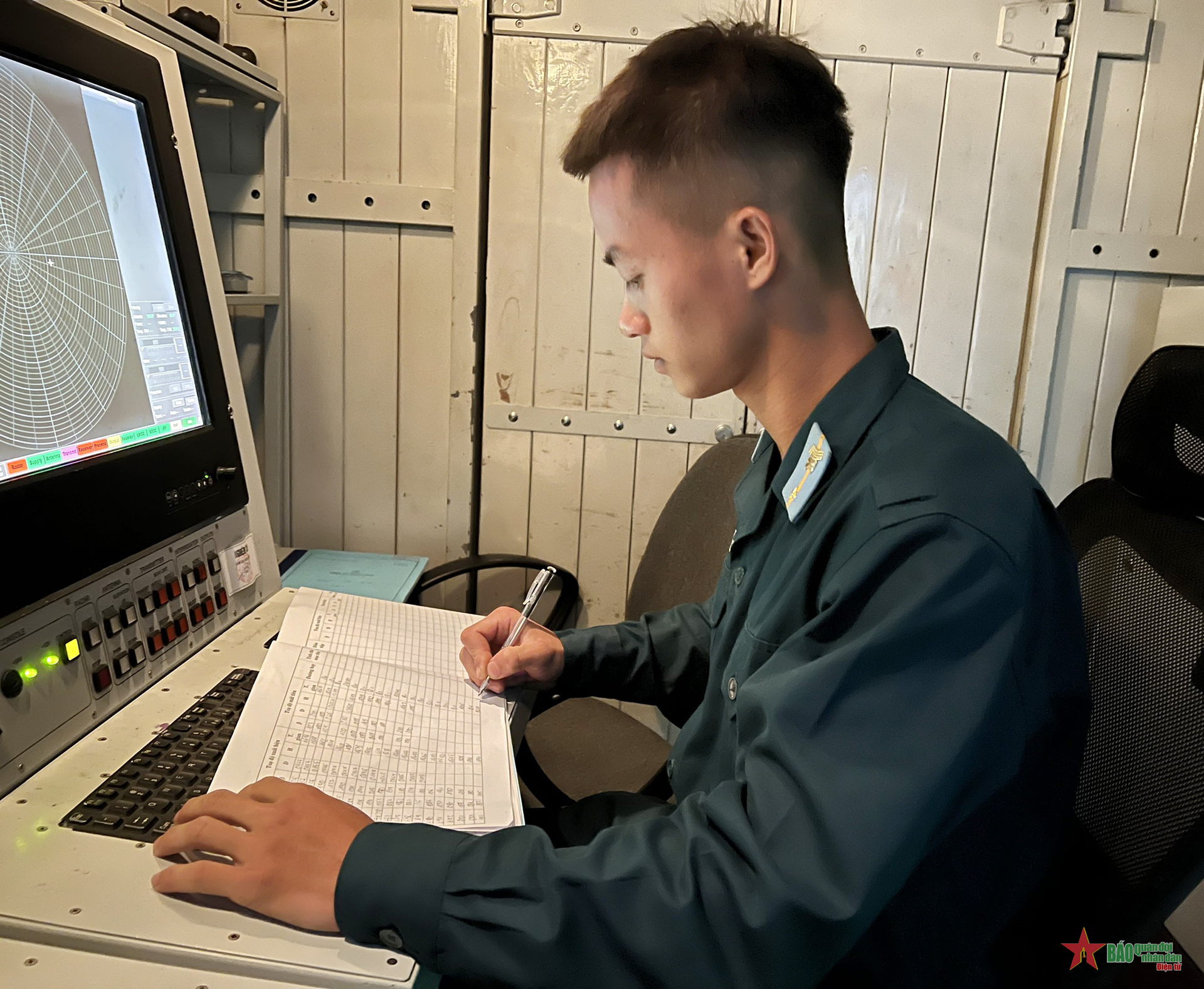 Hạ sĩ Nguyễn Quang Long - Chiến sĩ radar ưu tú