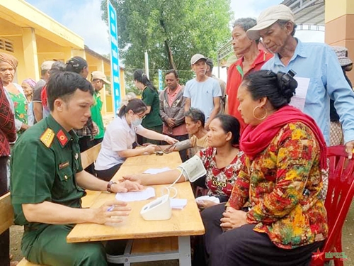 Khám bệnh, cấp thuốc miễn phí cho hơn 300 người dân nghèo tỉnh Bình Phước