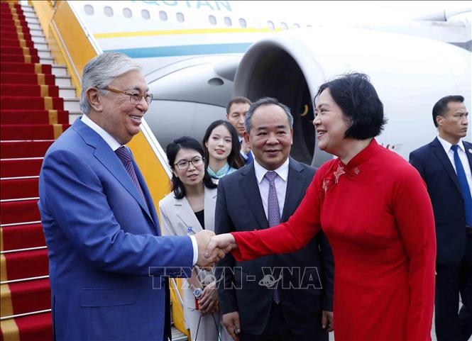 Tổng thống Kazakhstan bắt đầu thăm chính thức Việt Nam