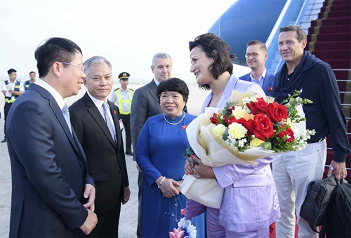 Chủ tịch Thượng viện Bỉ Stéphanie D'Hose đến Hà Nội bắt đầu thăm chính thức Việt Nam