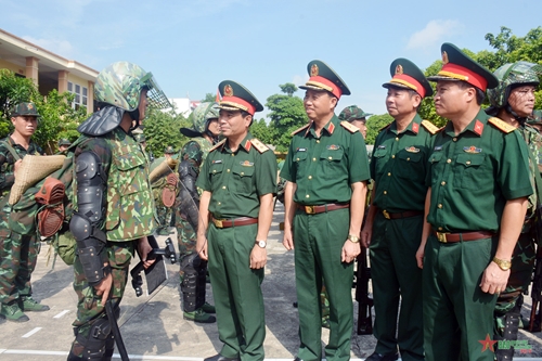 Trung tướng Nguyễn Doãn Anh kiểm tra công tác sẵn sàng chiến đấu tại Ninh Bình