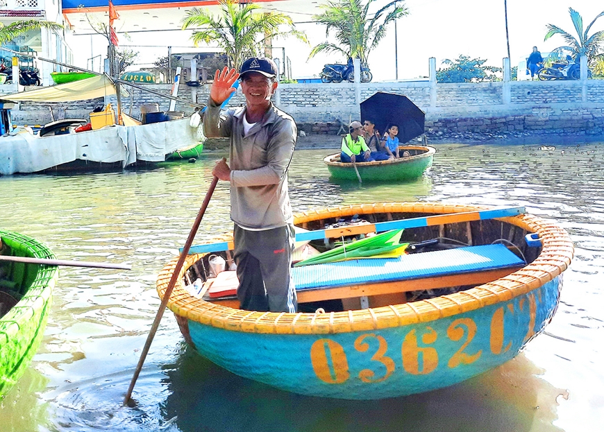 Đi thuyền th&uacute;ng tr&ecirc;n d&ograve;ng Thu Bồn