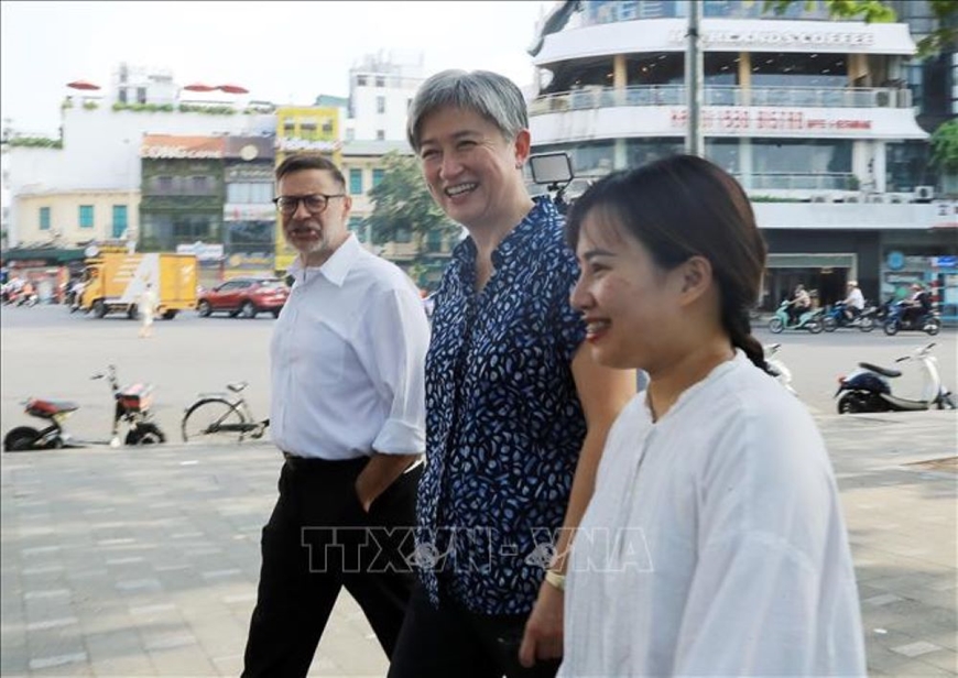 Bộ trưởng Bộ Ngoại giao Australia Penny Wong ngắm cảnh Hồ Hoàn Kiếm, thưởng thức cà phê trứng