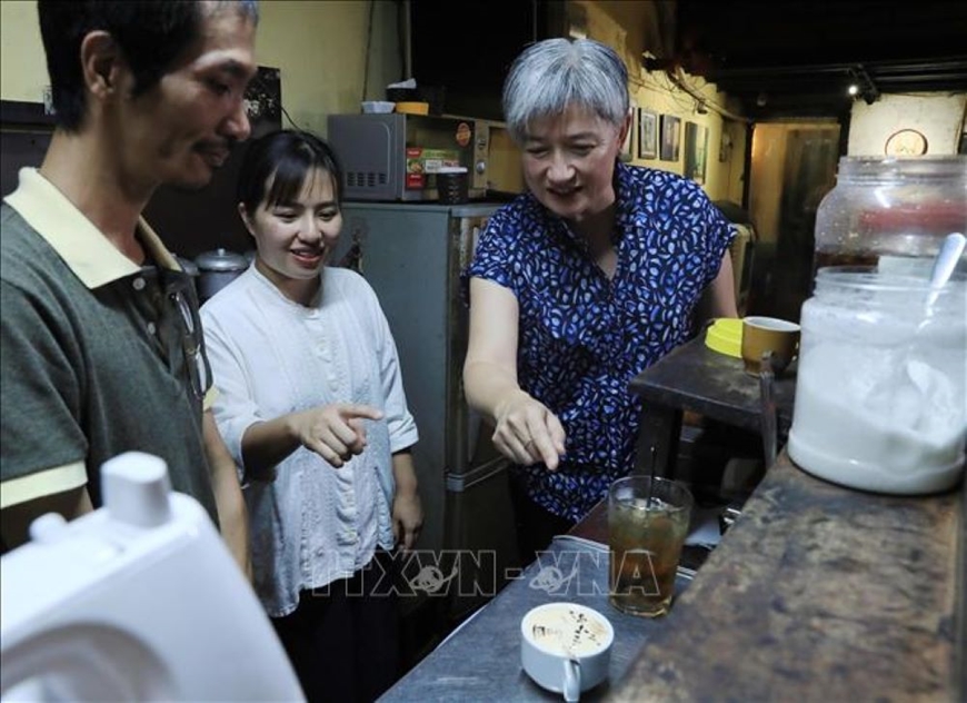 Bộ trưởng Bộ Ngoại giao Australia Penny Wong ngắm cảnh Hồ Hoàn Kiếm, thưởng thức cà phê trứng