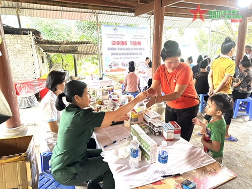 Bộ đội Biên phòng tỉnh Điện Biên khám bệnh, cấp thuốc miễn phí cho người dân biên giới