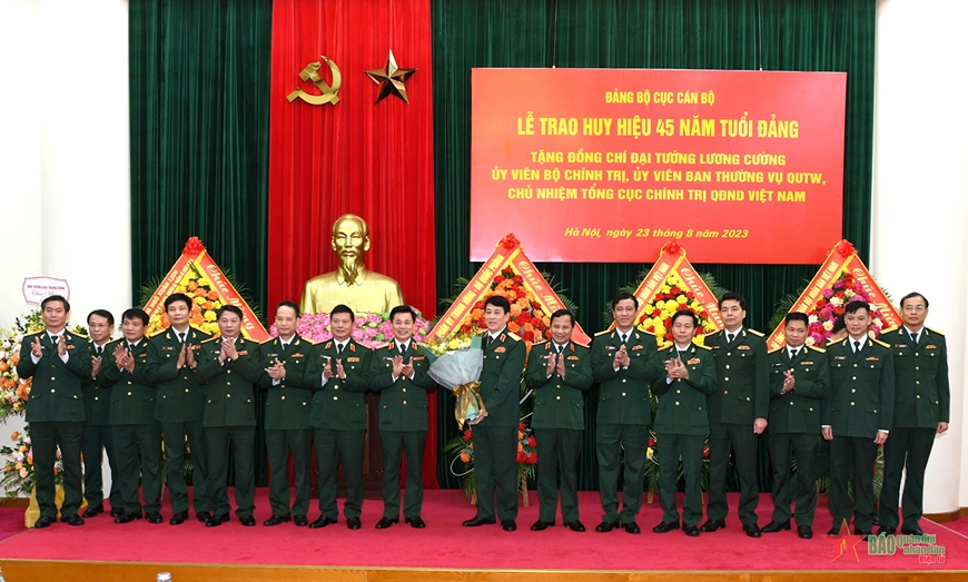 Trao Huy hiệu 45 năm tuổi Đảng tặng đồng chí Đại tướng Lương Cường