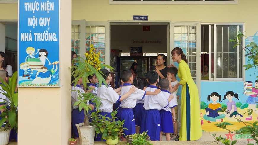 Học sinh lớp 1 trên toàn thành phố Cần Thơ tựu trường