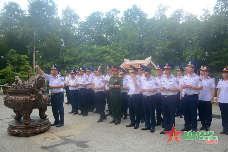 Đoàn cán bộ Bộ tư lệnh Cảnh sát biển dâng hương tại Khu Di tích K9