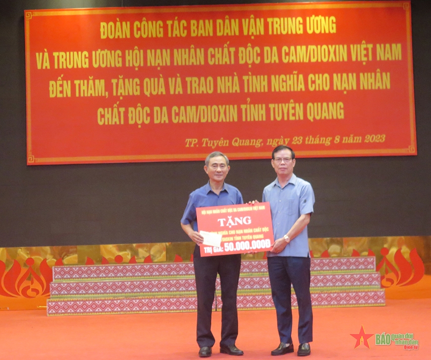 Tuyên Quang: Tặng quà nạn nhân chất độc da cam