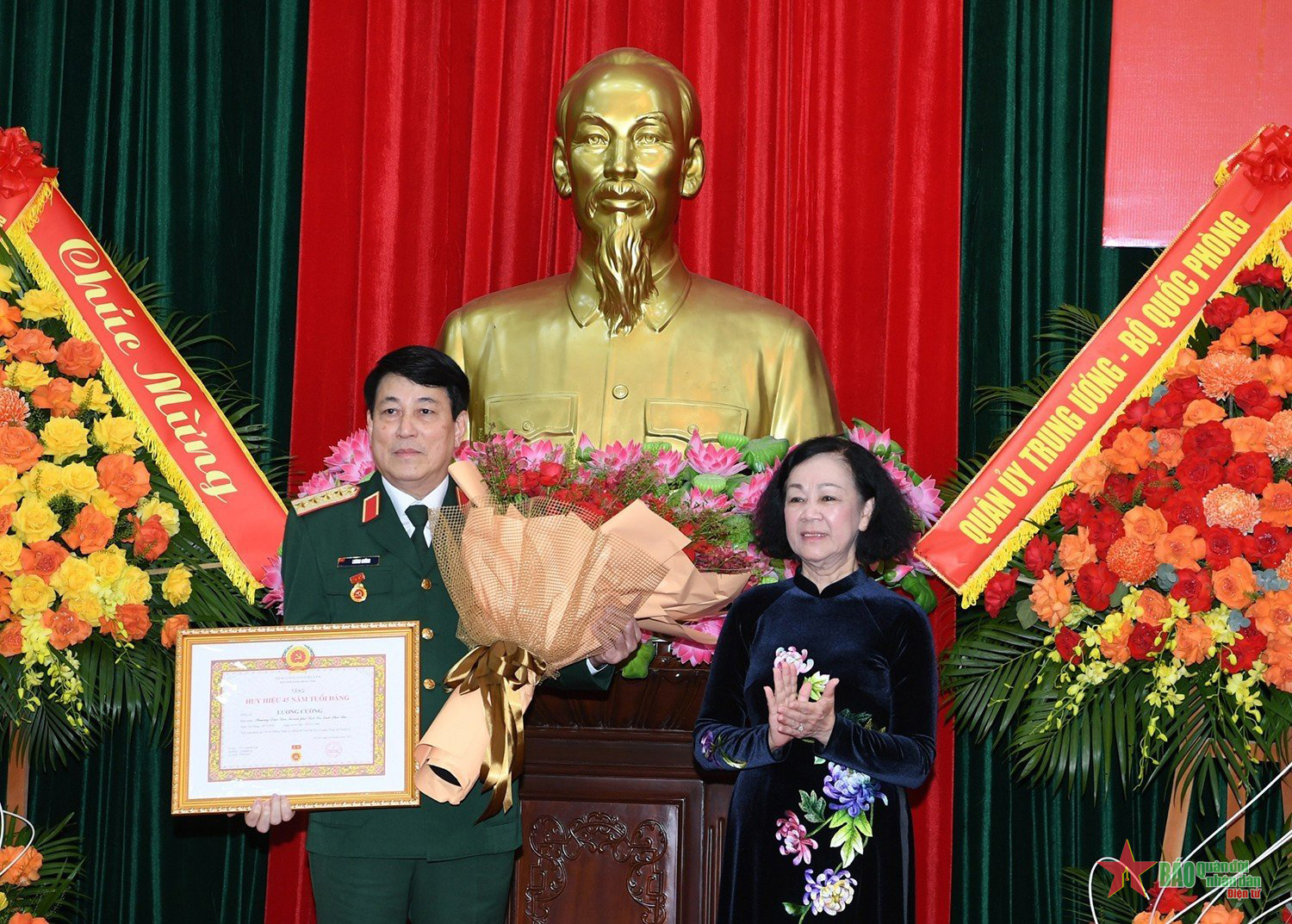 Đảng ủy xã Quảng Thái trao tặng Huy hiệu Đảng đợt 7/11/2021 (30/10/2021)