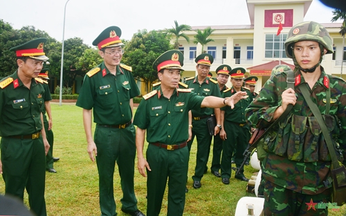 Trung tướng Nguyễn Doãn Anh kiểm tra sẵn sàng chiến đấu tại Tuyên Quang