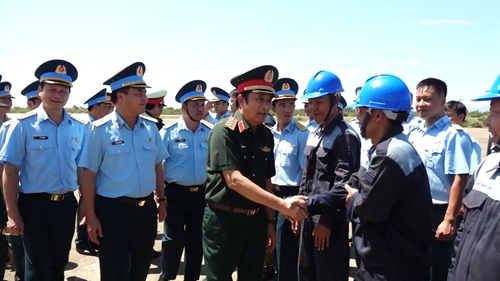 Thượng tướng Phùng Sĩ Tấn kiểm tra sẵn sàng chiến đấu tại Ninh Thuận