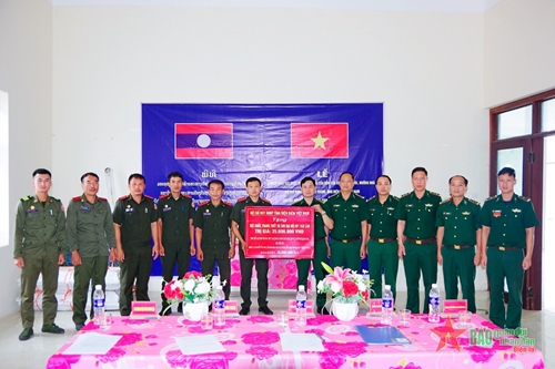 Bộ đội Biên phòng tỉnh Điện Biên trao quà tặng Đại đội Biên phòng 163, Lào