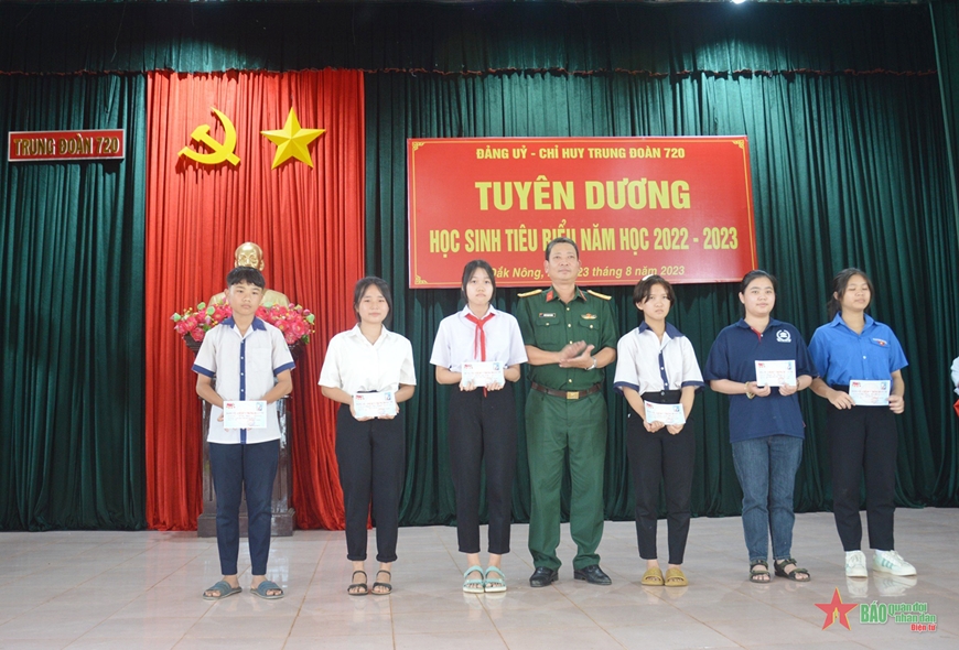 Trung đoàn 720 (Binh đoàn 16) tuyên dương học sinh xuất sắc