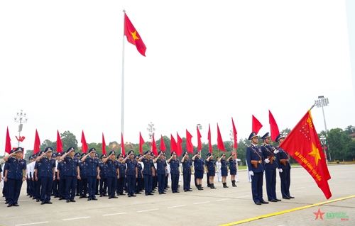 Cán bộ, chiến sĩ Lực lượng Cảnh sát biển Việt Nam báo công dâng Bác