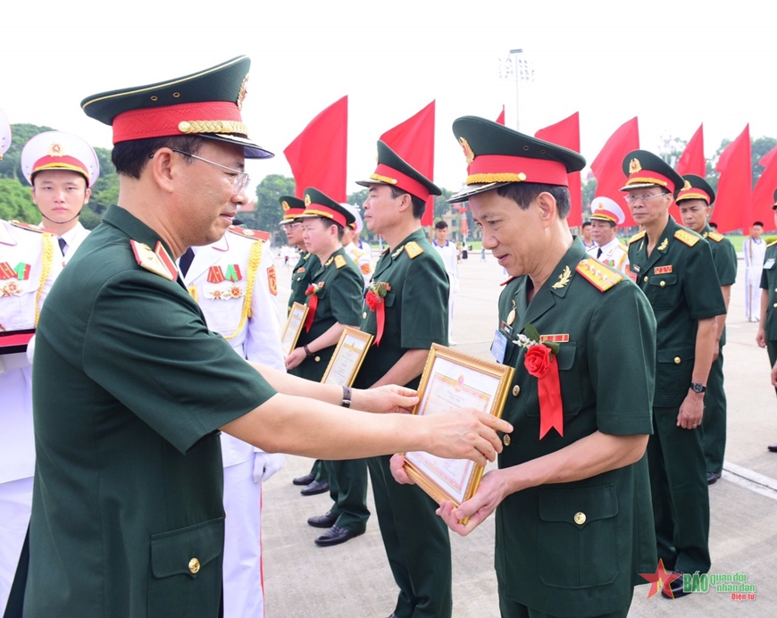 Phát huy vai trò cán bộ, đoàn viên công đoàn bên Lăng Bác