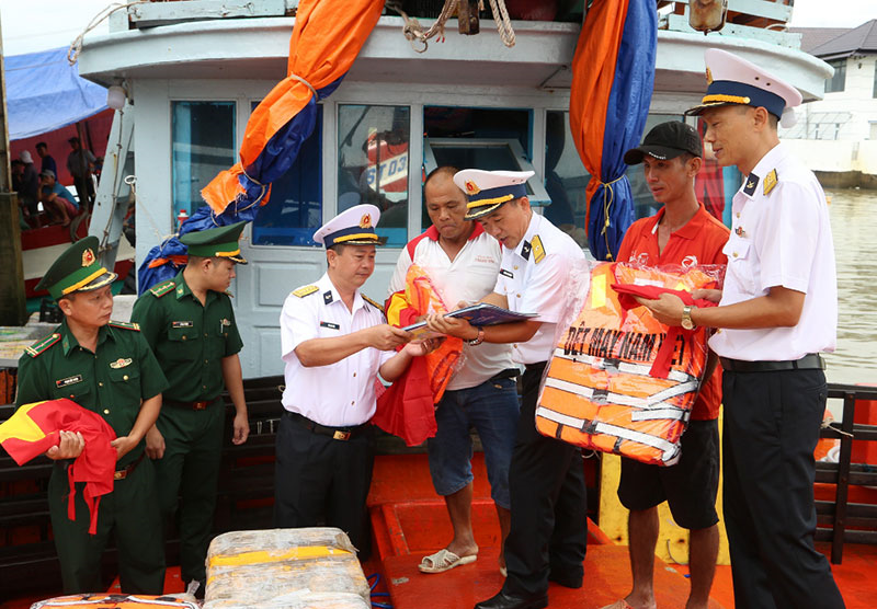 Giúp ngư dân vươn khơi khai thác hải sản đúng pháp luật