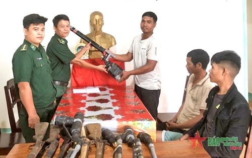 Đồn Biên phòng Rờ Kơi (BĐBP tỉnh Kon Tum) thu hồi 12 khẩu súng và 26 viên đạn tự chế