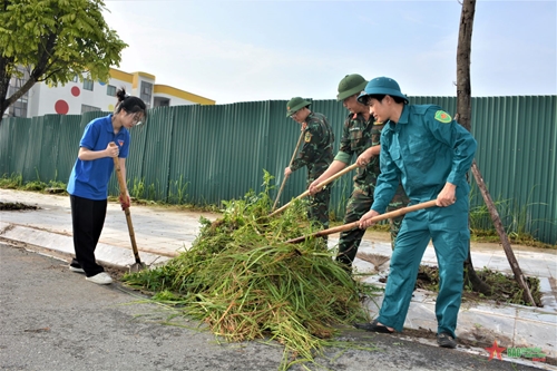  Bộ đội và nhân dân quận Long Biên hưởng ứng “Ngày thứ 7 xanh” bảo vệ môi trường