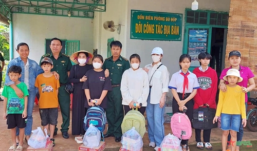 Tiếp sức cho học sinh nghèo vùng biên đến trường tỉnh Bình Phước
