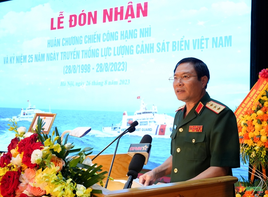 Thượng tướng Nguyễn Tân Cương dự lễ đón nhận Huân chương Chiến công hạng Nhì của Cảnh sát biển Việt Nam