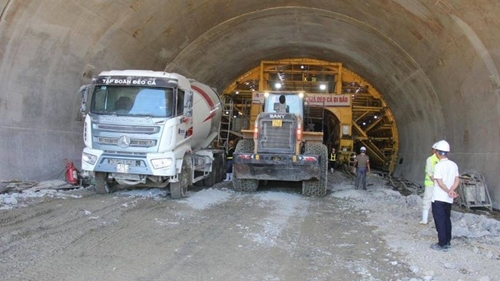 Nối thông 2 ống hầm đường bộ dài nhất trên tuyến cao tốc Bắc-Nam