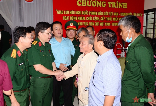 Gần 1.200 người dân huyện Mường Khương được thầy thuốc quân y khám bệnh, cấp thuốc miễn phí