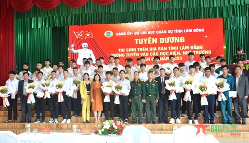 Bộ CHQS tỉnh Lâm Đồng tuyên dương 52 thí sinh trúng tuyển vào các học viện, nhà trường Quân đội

