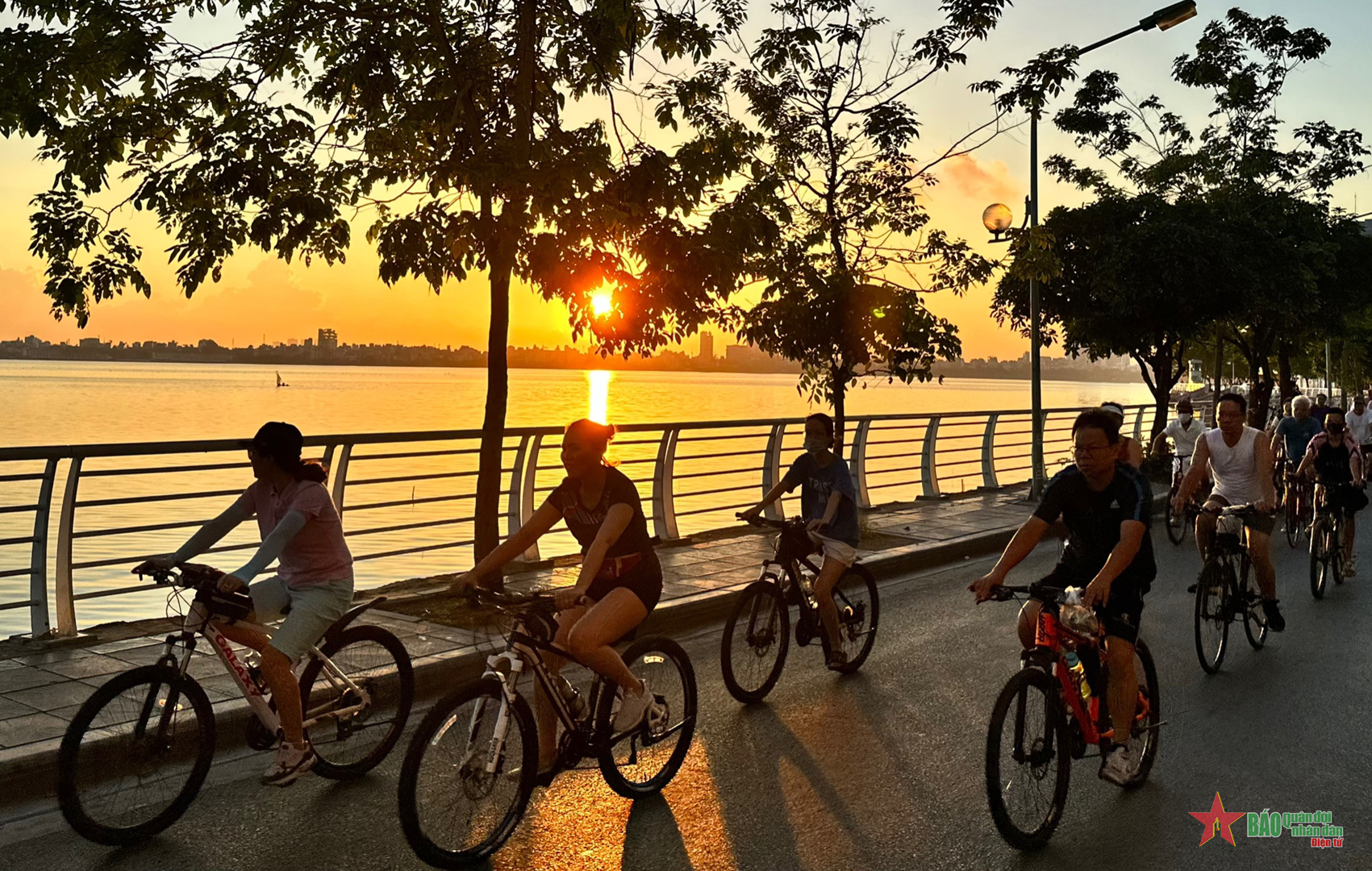 Dịch vụ cho thuê xe đạp tại hồ Tây kiếm tiền triệu mỗi ngày