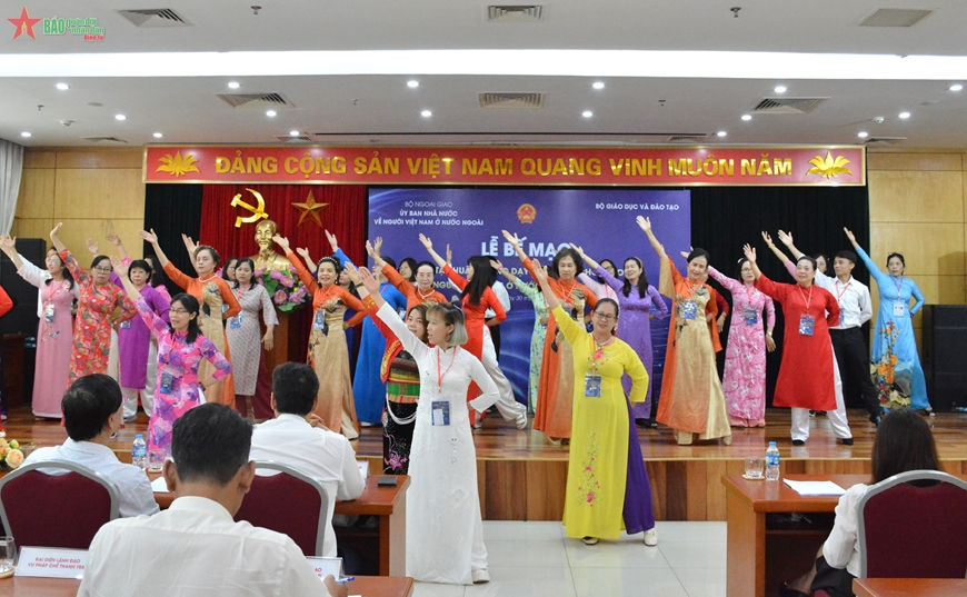 Bế mạc tập huấn giảng dạy tiếng Việt cho giáo viên người Việt Nam ở nước ngoài năm 2023