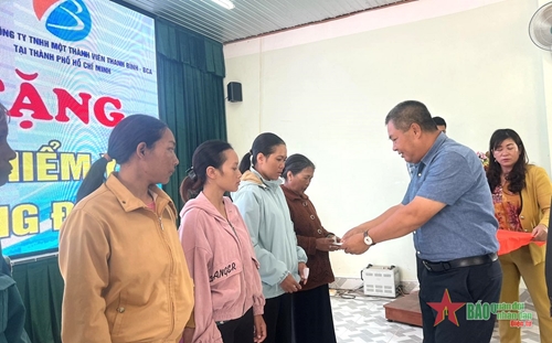 Trao 500 thẻ bảo hiểm y tế tặng người dân tại Lâm Đồng