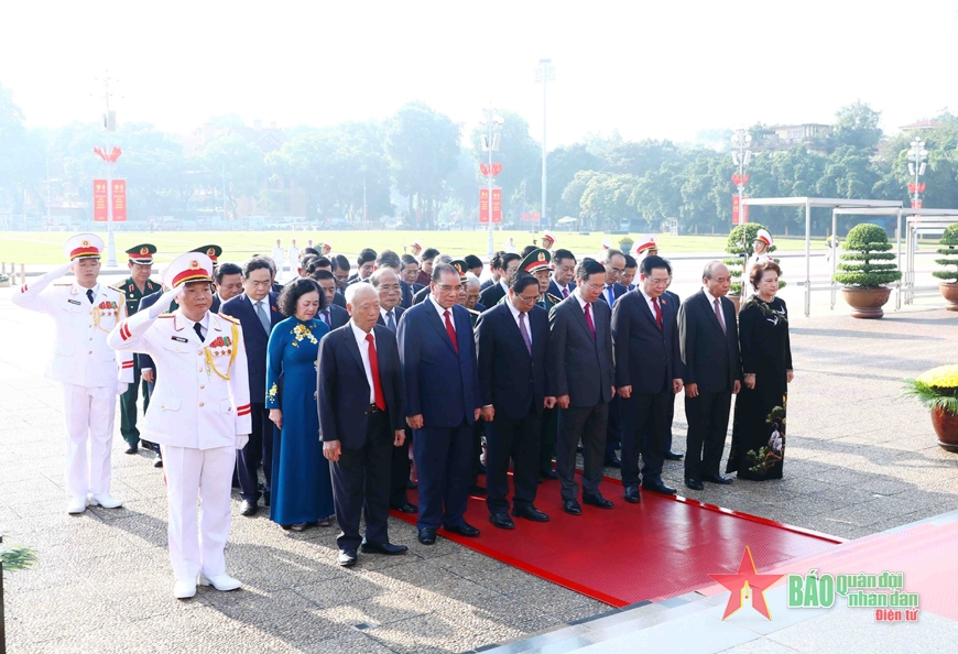 Lãnh đạo Đảng, Nhà nước, Quân ủy Trung ương, Bộ Quốc phòng vào Lăng viếng Chủ tịch Hồ Chí Minh