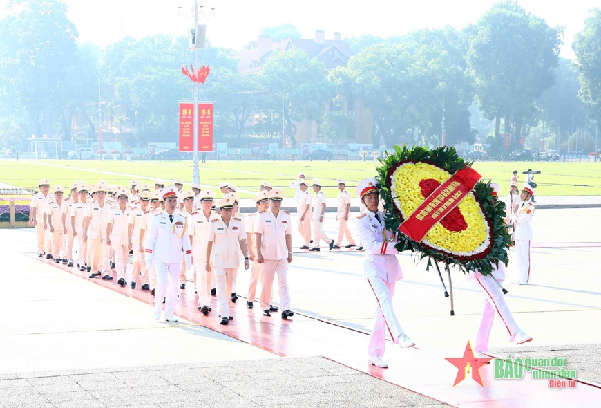 Lãnh đạo Đảng, Nhà nước, Quân ủy Trung ương, Bộ Quốc phòng vào Lăng viếng Chủ tịch Hồ Chí Minh