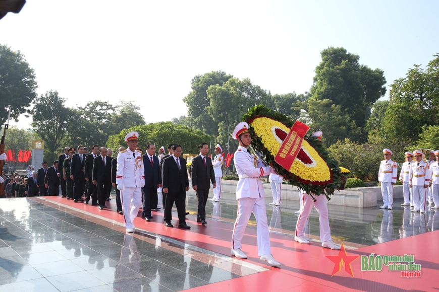 Lãnh đạo Đảng, Nhà nước, Quân ủy Trung ương, Bộ Quốc phòng vào Lăng viếng Chủ tịch Hồ Chí Minh