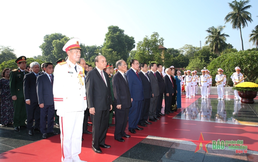 Lãnh đạo Đảng, Nhà nước, Quân ủy Trung ương, Bộ Quốc phòng vào Lăng viếng Chủ tịch Hồ Chí Minh