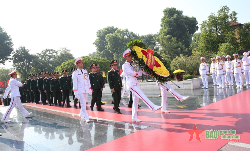 Lãnh đạo Đảng, Nhà nước, Quân ủy Trung ương, Bộ Quốc phòng vào Lăng viếng Chủ tịch Hồ Chí Minh