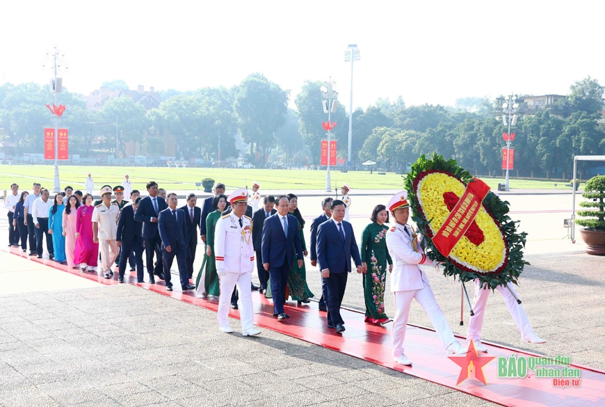 Lãnh đạo Đảng, Nhà nước, Quân ủy Trung ương, Bộ Quốc phòng vào Lăng viếng Chủ tịch Hồ Chí Minh