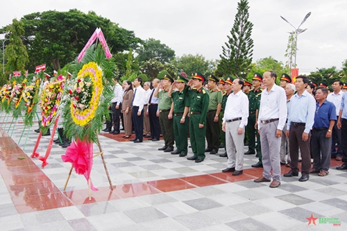 Tỉnh Bình Thuận: Dâng hương tưởng niệm Chủ tịch Hồ Chí Minh và các Anh hùng liệt sĩ
