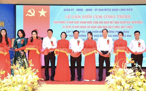 Bí thư Thành ủy Hà Nội Đinh Tiến Dũng dự Lễ gắn biển cụm công trình chào mừng 20 năm thành lập quận Long Biên