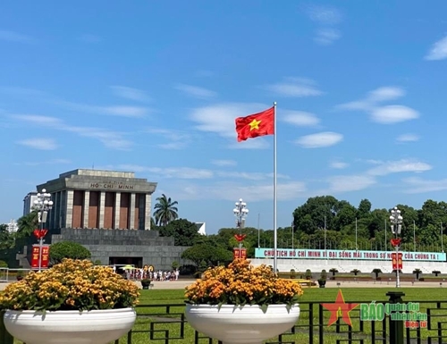 Đường phố Hà Nội rực rỡ cờ hoa chào mừng Quốc khánh 2-9