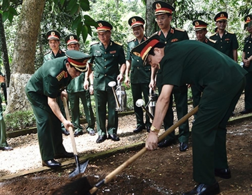 Đại tướng Phan Văn Giang dâng hoa, dâng hương tưởng niệm Chủ tịch Hồ Chí Minh