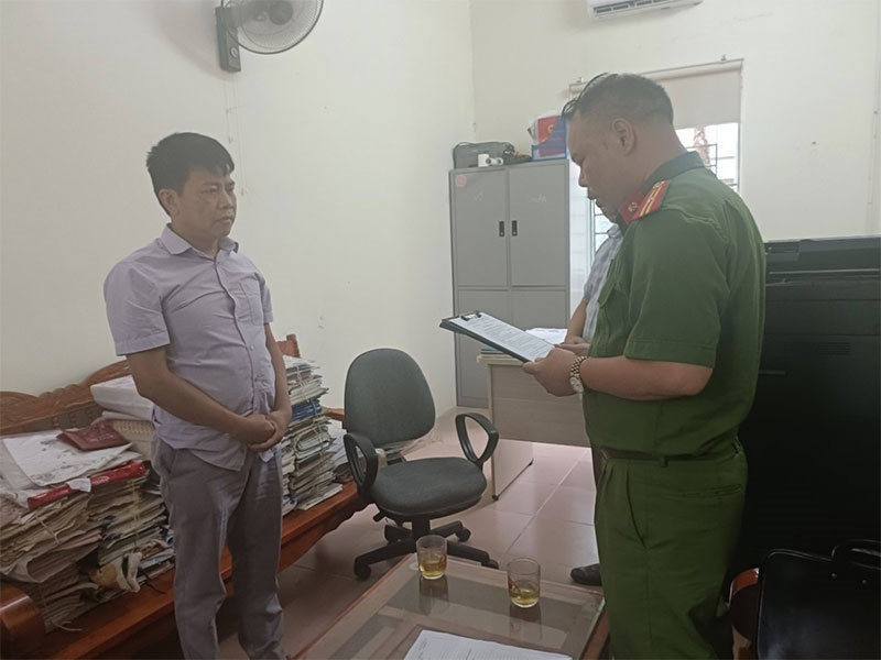 Bắt thêm một cán bộ Văn phòng đăng ký đất đai huyện Trùng Khánh, Cao Bằng