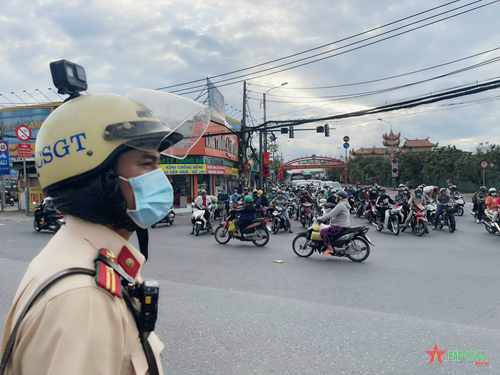 Cảnh sát giao thông giúp người dân trở lại TP Hồ Chí Minh an toàn, thông suốt 