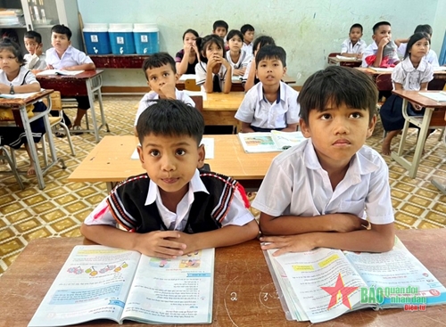 Học sinh vùng cao Quảng Nam nô nức tựu trường