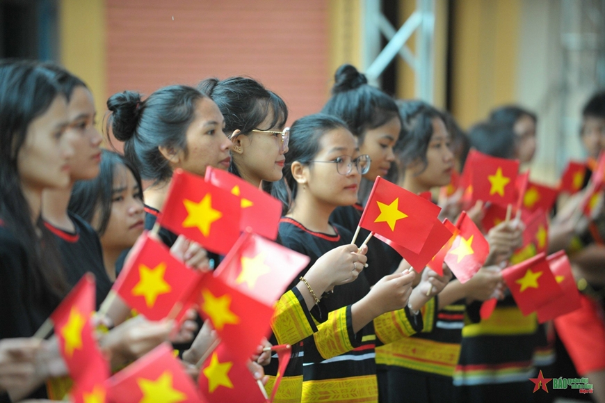 Chủ tịch nước Võ Văn Thưởng dự và đánh trống khai giảng năm học mới tại Gia Lai, học sinh cả nước hân hoan chào đón năm học mới